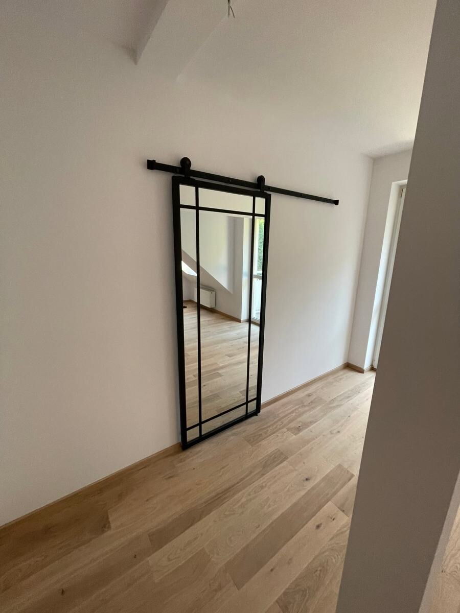 Drzwi przesuwne w stylu loft i podłoga drewniana