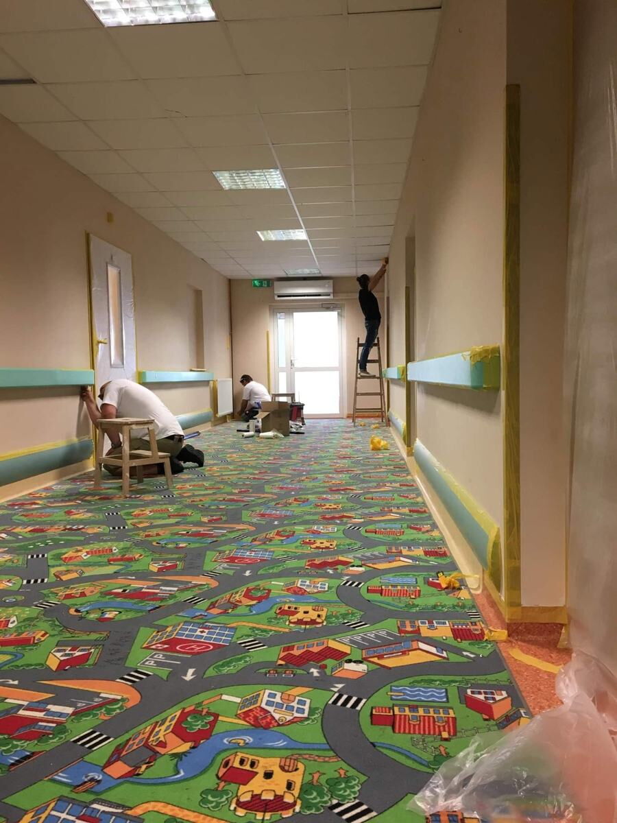 Korytarz w budynku użyteczności publicznej podczas prac wykończeniowych